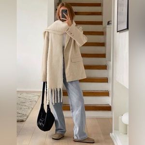 NWOT 🤍Classic Thick Fluffy Winter Scarf with Tassels in Beige/Cream 🤍